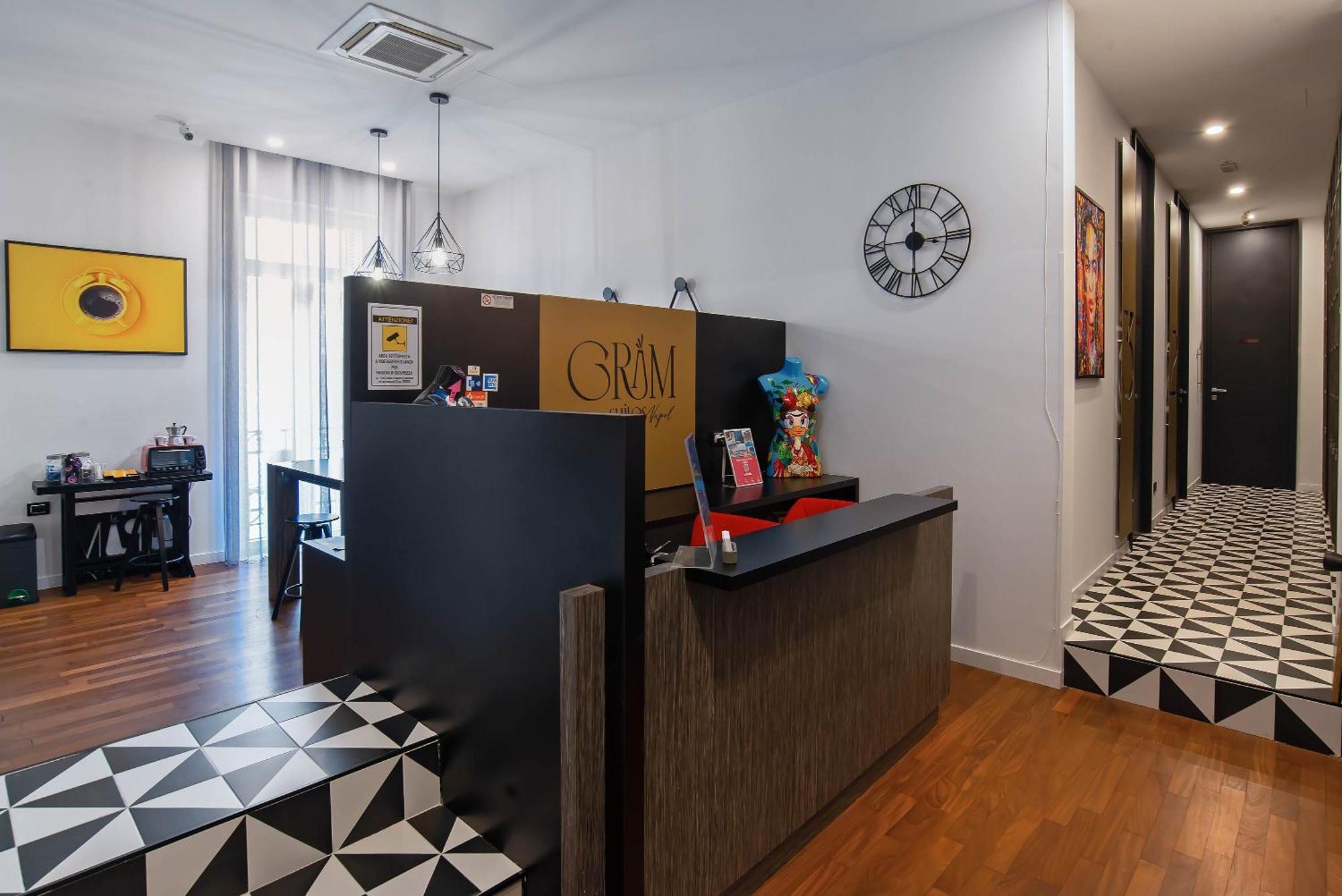 Gram Suites Napels Buitenkant foto